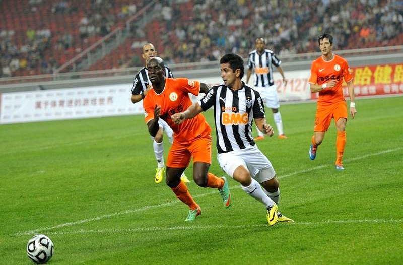 九游游戏盒-篮网观众热烈欢呼！，浓眉哥迎来五赛季出色发挥观众掌声雷动-九游游戏盒